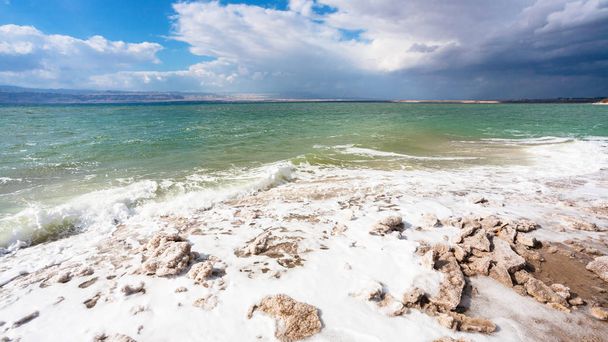 晴れた冬の日の死海のビュー - 写真・画像