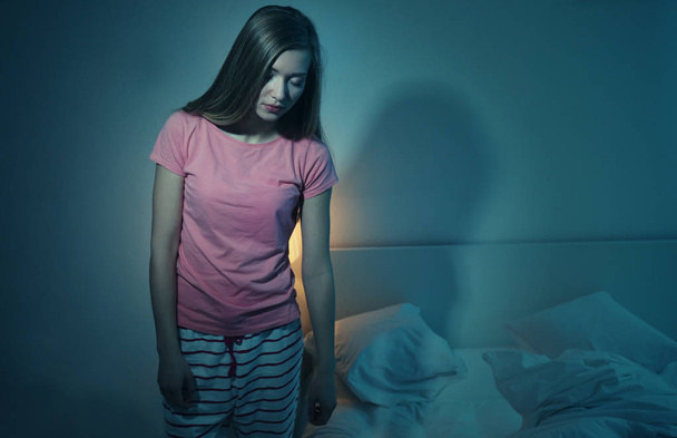 junge, schläfrige Frau leidet zu Hause unter Schlafstörungen - Foto, Bild