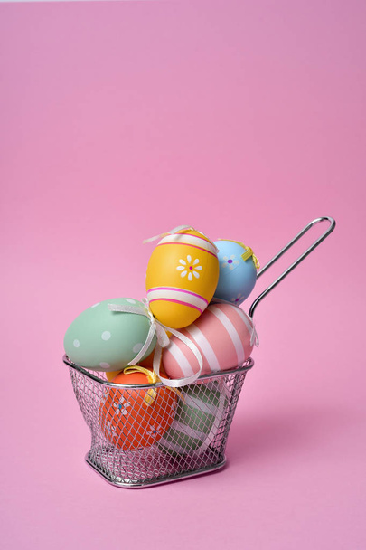 huevos de Pascua decorados de diferentes colores
 - Foto, Imagen