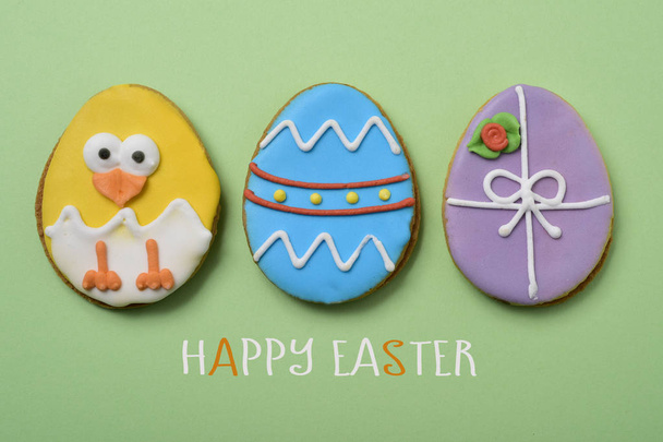 tekstiä onnellinen pääsiäinen, poikasen ja koristeltu munat
 - Valokuva, kuva