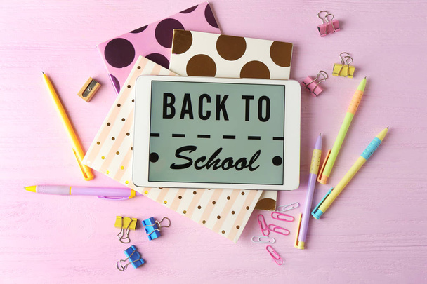 Планшет з повідомленням BACK TO SCHOOL
   - Фото, зображення