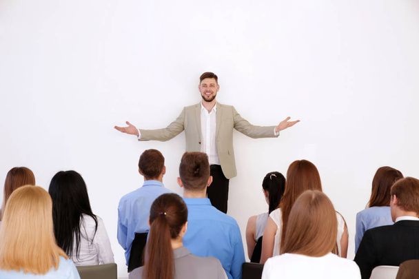Бизнес-тренер с презентацией для группы людей
 - Фото, изображение
