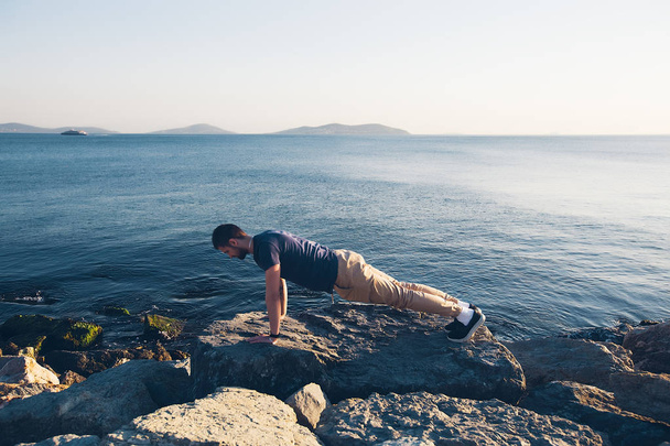 Man training op strand - Foto, afbeelding