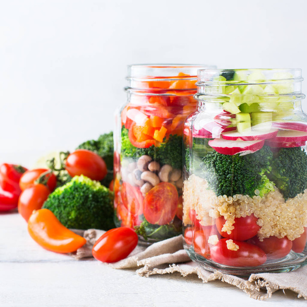 Healthy vegan salad in a mason jar with quinoa - Foto, imagen