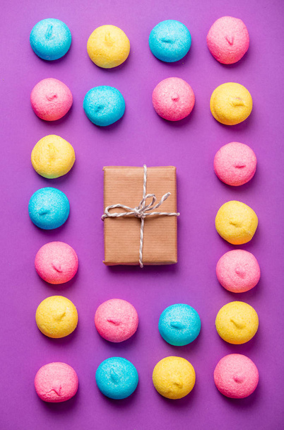 Foto van smakelijke kleurrijke marshmallows en leuke gift op het wonder - Foto, afbeelding