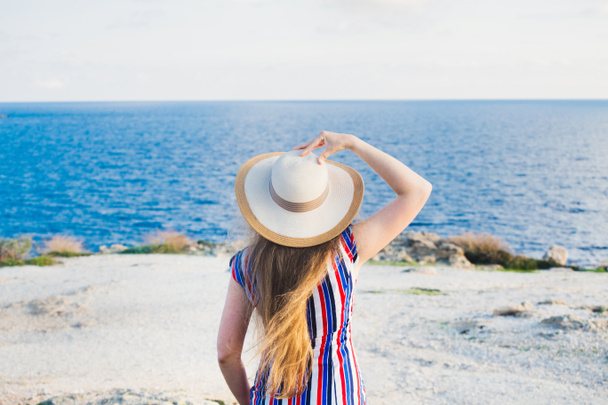 Femme heureuse profitant de la plage relaxante joyeuse en été par l'eau bleue tropicale. Beau modèle heureux sur Voyage portant chapeau de soleil de plage
 - Photo, image