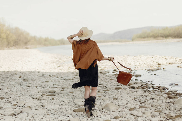 nőt walking folyó közelében - Fotó, kép