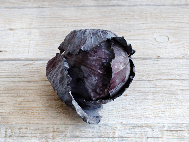 Red cabbage on wood - Фото, зображення