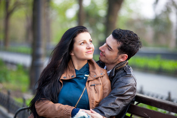Linda pareja sentada en el banco y abrazándose
  - Foto, imagen