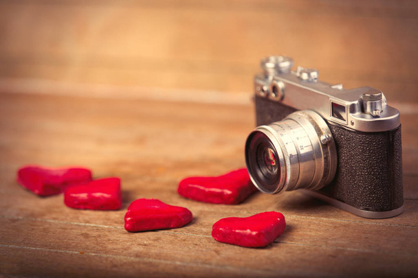 brinquedos em forma de coração e câmera retro
 - Foto, Imagem