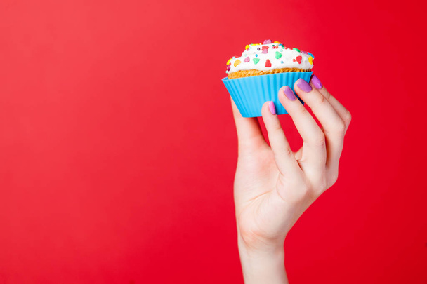 female hand holding cupcake - Foto, imagen