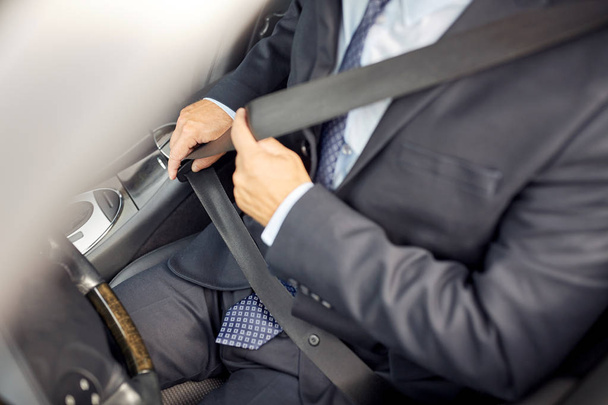 senior businessman fastening car seat belt - Foto, afbeelding