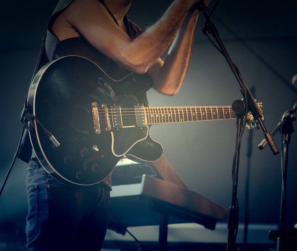 hombre tocando la guitarra - Foto, Imagen