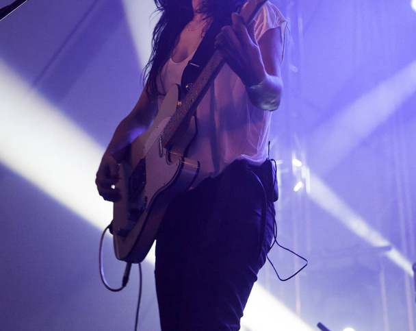 nő gitározik - Fotó, kép