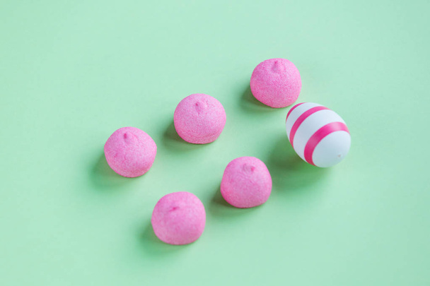 pink marshmallows and Easter egg - Fotoğraf, Görsel