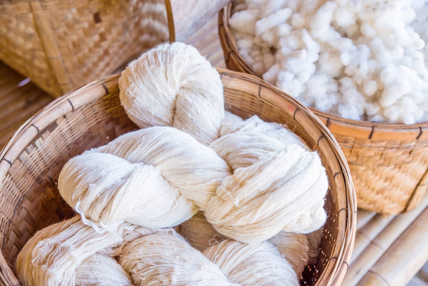Handmade yarn from the cotton flower - Fotoğraf, Görsel