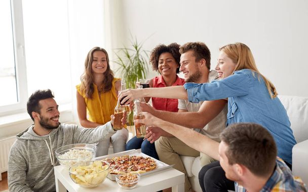přátelé večírek a cinkání nápoje doma - Fotografie, Obrázek