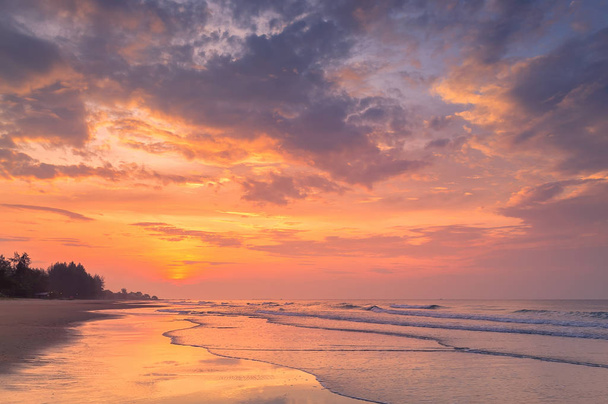 Δραματική Ανατολή ηλίου πάνω από τη θάλασσα στην παραλία του Rayong - Φωτογραφία, εικόνα