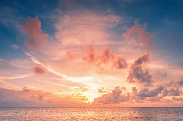 Bellissimo tramonto alle Maldive
 - Foto, immagini