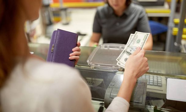 woman paying money at store cash register - Φωτογραφία, εικόνα
