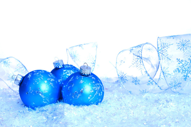 Trois ornements bleus en fausse neige
 - Photo, image
