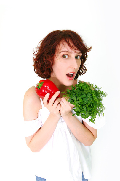 Fiatal nő, lenyűgözött zöldség elszigetelt fehér background - Fotó, kép