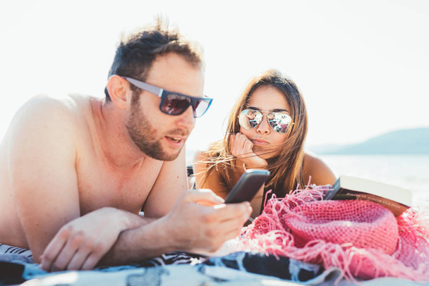 γυναίκα και άνδρας χρησιμοποιώντας smartphone  - Φωτογραφία, εικόνα