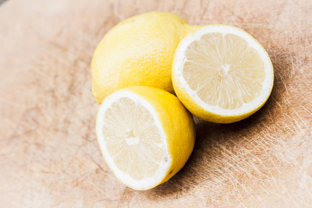 Fresh lemons on a wooden tray - Zdjęcie, obraz