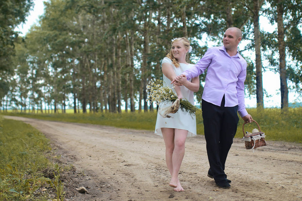 Nowożeńcy miłośników chodzenia w polu w jesienny dzień - Zdjęcie, obraz