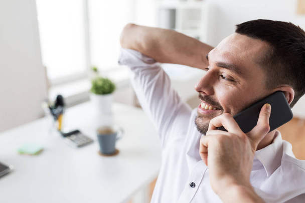 businessman calling on smartphone at office - Zdjęcie, obraz