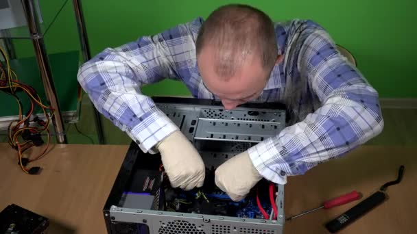 Kvalifikované počítačů služby pracovník muž instalace paměti ram do pracovní plochy pc - Záběry, video