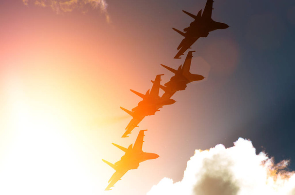 Myśliwce samoloty na tle niebo i słońce - Zdjęcie, obraz