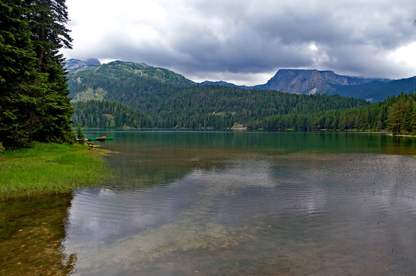 Polodowcowe Jezioro Czarne, znajdujące się na górze Durmitor, natura w kontynentalnej części Czarnogóry - Zdjęcie, obraz