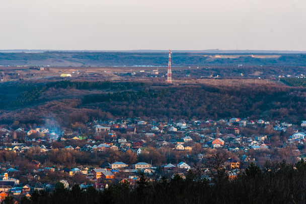 Uitzicht over de stad Pyatigorsk uit de heuveltop - Foto, afbeelding