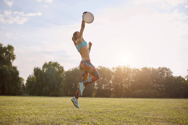 Chica atlética joven jugando con disco volador, final
 - Foto, imagen