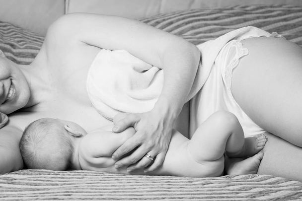 Madre allattamento al seno bambino
 - Foto, immagini