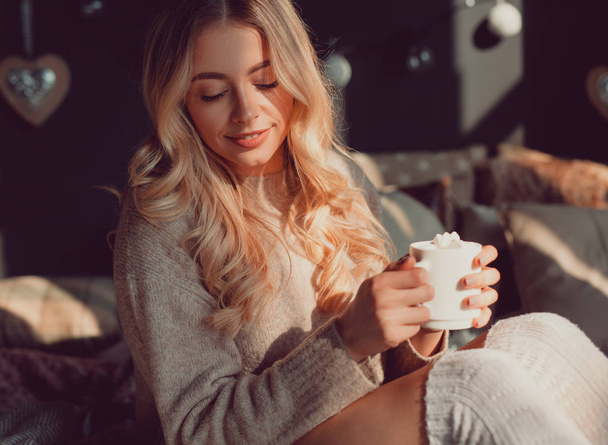 woman sitting with cocoa cup - Foto, afbeelding