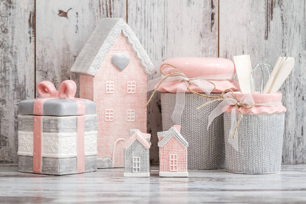 Utensílios de cozinha decorativos bonitos cinza e rosa
 - Foto, Imagem