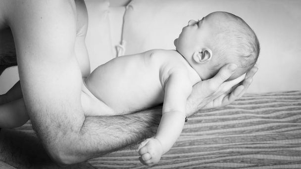 Little newborn baby dad hands - Foto, afbeelding