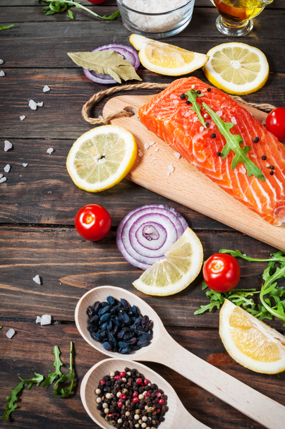 Смачна порція свіжого філе лосося з ароматичними травами, спеціями та овочами здорове харчування, дієта або концепція приготування
 - Фото, зображення