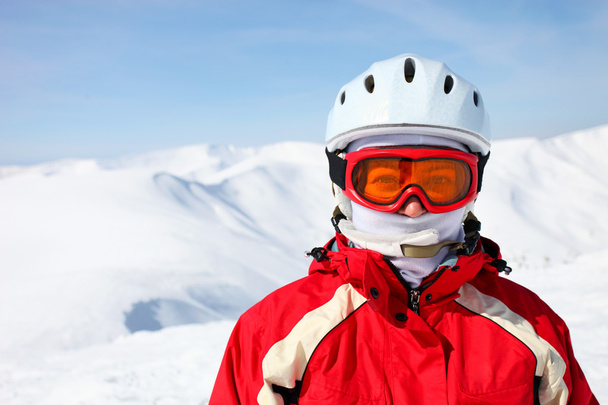 Retrato de cerca de una esquiadora de pie en una pista de esquí
 - Foto, Imagen