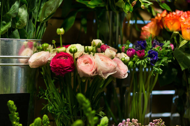 bukiet róż, kolorowe róże i inne kwiaty w momencie wejścia do sklepu kwiat, bukiet dekoracji przed kwiaciarnia, kwiaty na rynku wiele, w kwiaty o targ - Zdjęcie, obraz