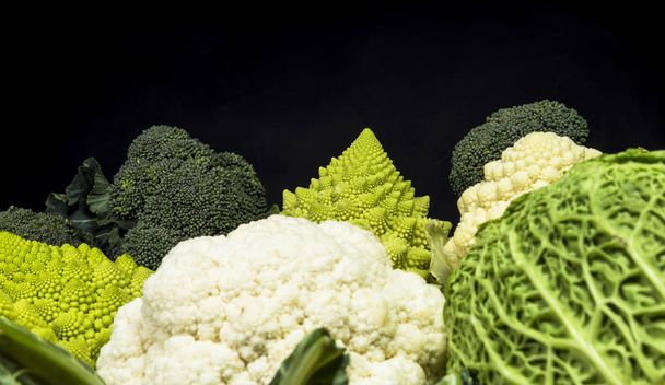 fajták a zöldségek: kelkáposzta, a brokkoli, a karfiol és a fehér római zöld - Fotó, kép