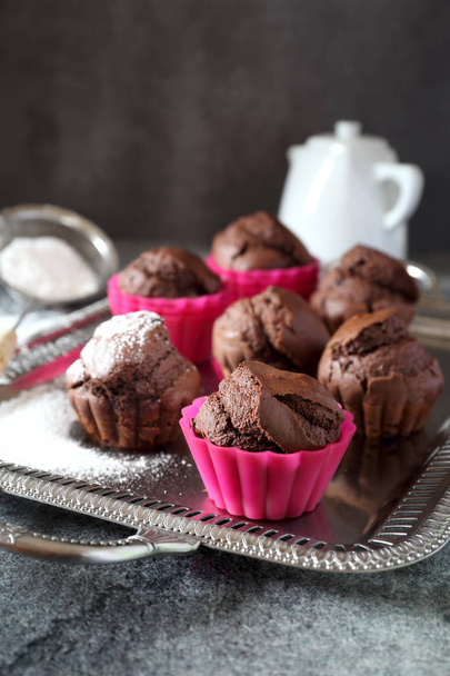 Chocolate muffins on vintage tray - Foto, Imagem