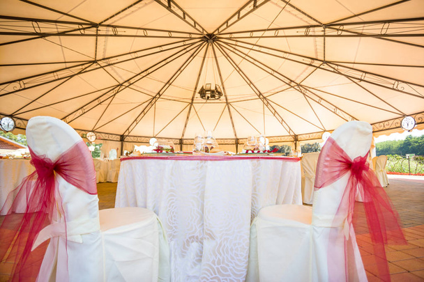 Zestaw stołowy na przyjęcie okolicznościowe lub wesele - Zdjęcie, obraz