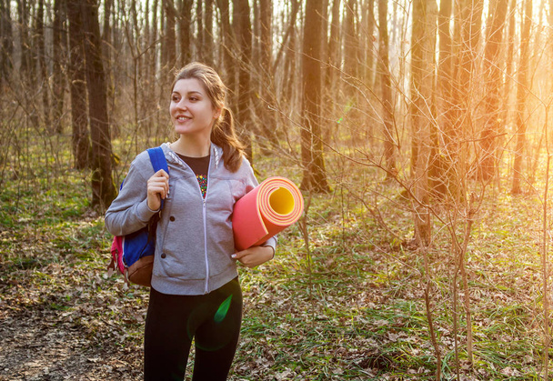 Escursionista ragazza attiva con zaino trekking attraverso la foresta
 - Foto, immagini