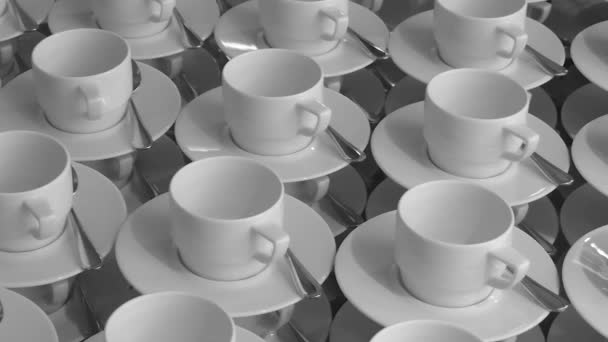 Pöydällä tyhjiä kuppeja kahvia varten
 - Materiaali, video