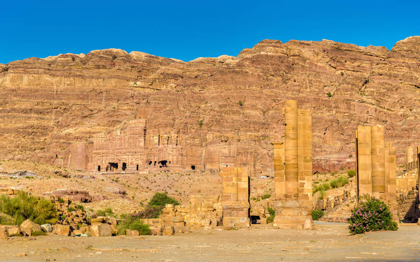 Арочні ворота у стародавній місто Петра в Йорданії - Фото, зображення