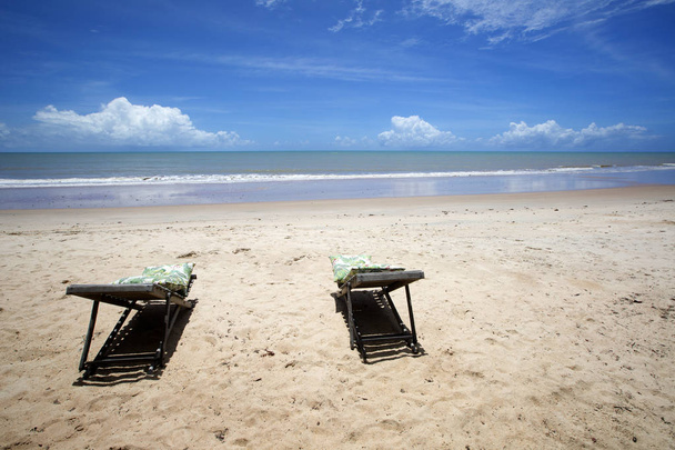 ブラジルのビーチでバラ晴れた日に海岸を行う Cahy、バイア、Br - 写真・画像