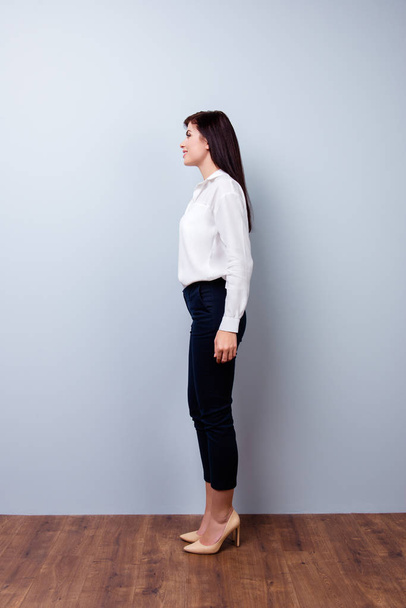 Full-length photo of side view of young confident businesswoman  - Foto, immagini